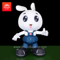 Diseño personalizado Película publicitaria Personajes inflables Conejo duradero con jeans Estatua inflable Dibujos animados para la decoración de la venta